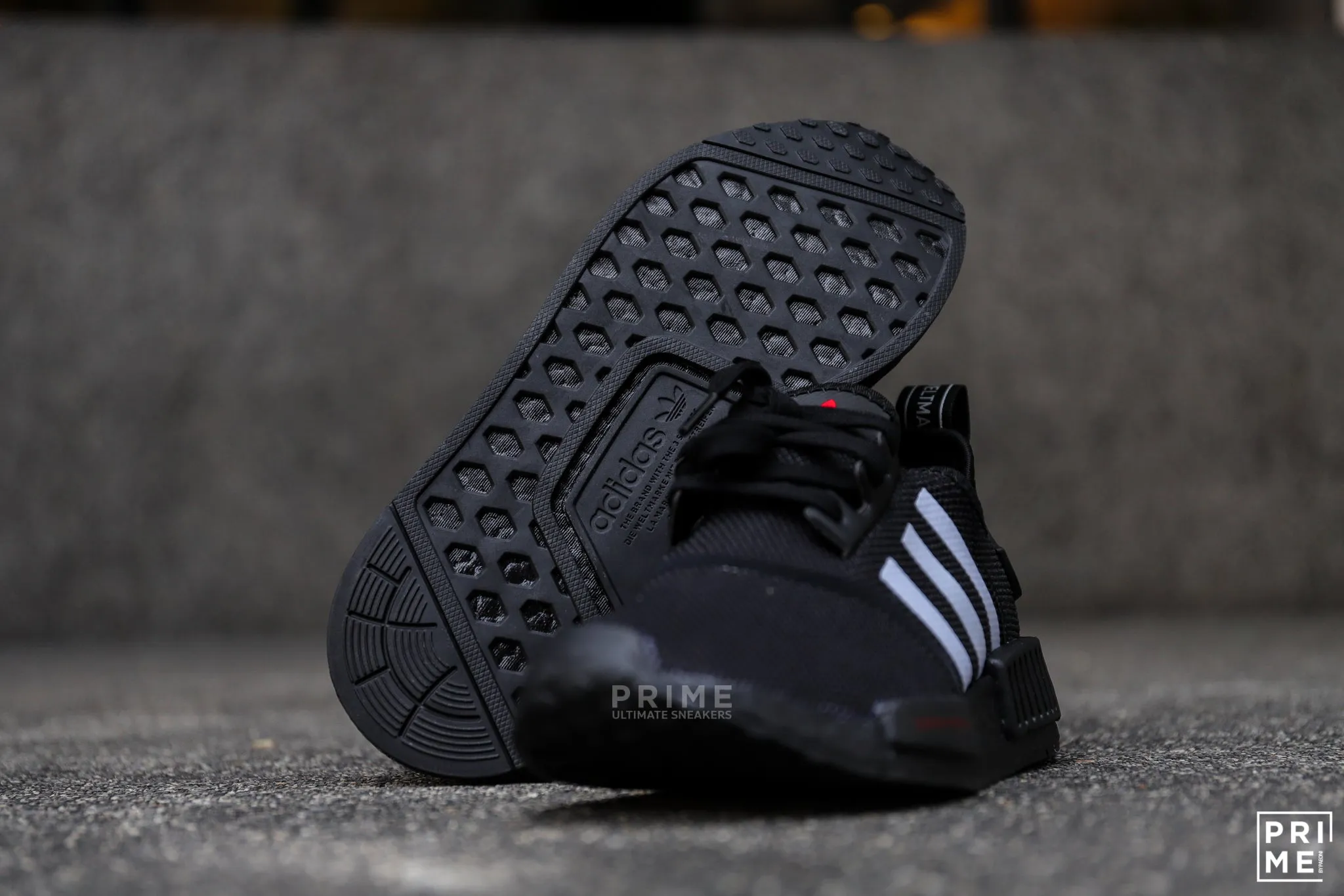 Adidas NMD R1 Core Black / Scarlet / Cloud White (H01926)