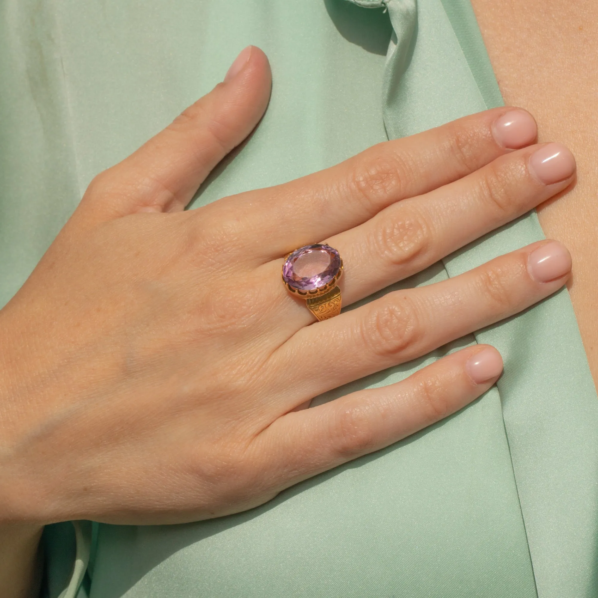 Antique 18ct Gold Amethyst Ring 5.22ct, Engraved Shoulders