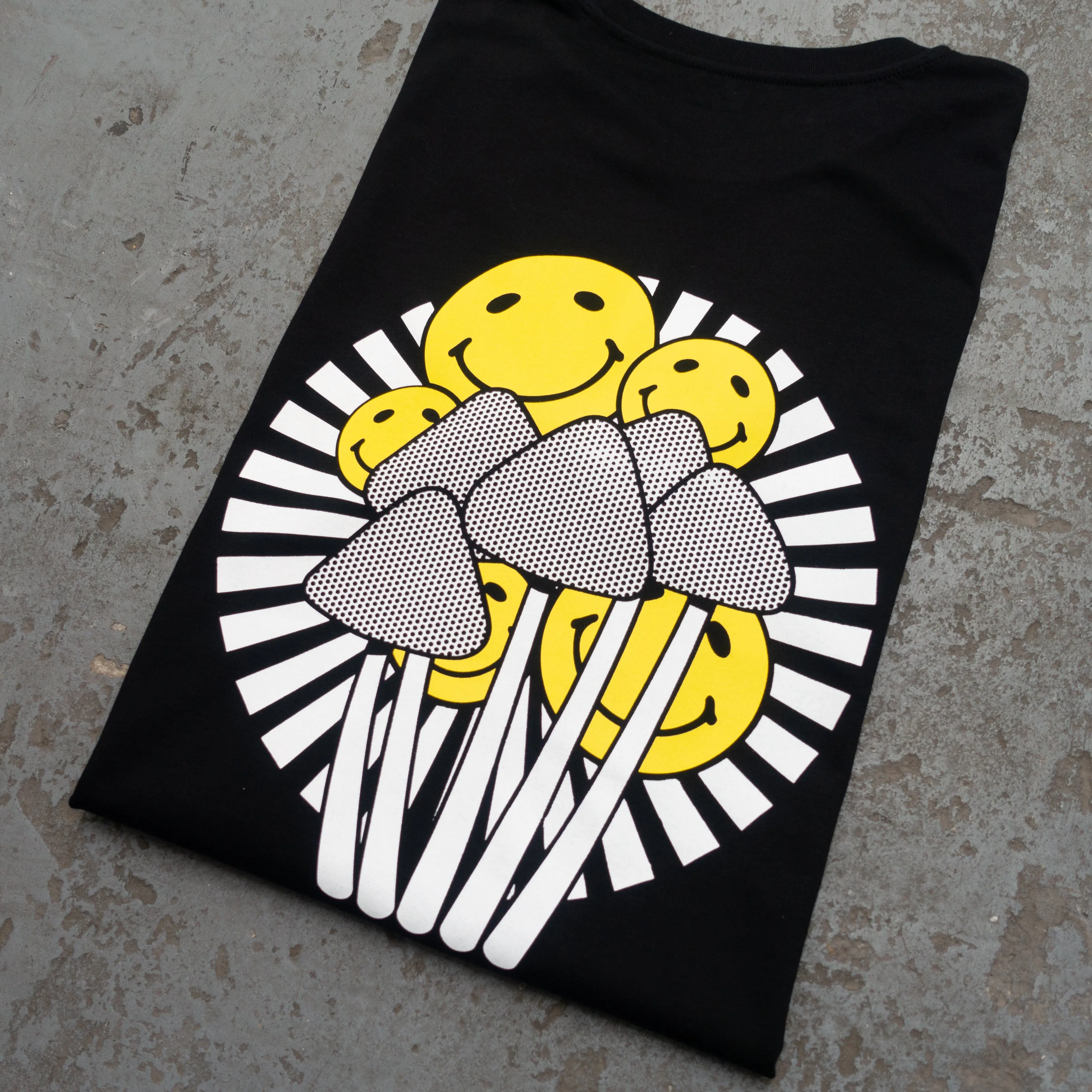 Shroom Back - Tshirt - Black